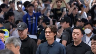 韩国队主帅洪明甫回国遭数百球迷抗议，有人打出“韩国足球已死”