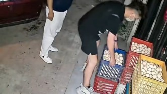 藏起身份却藏不住温柔，两“蒙面男子”深夜到访爱心厨房，留下十箱食材转身离开
