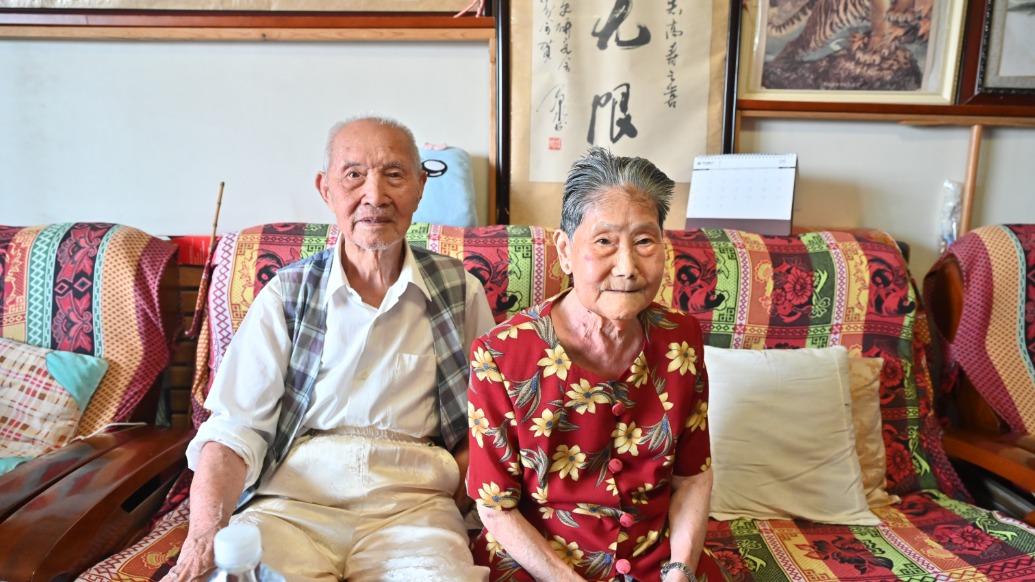 “一名大学生能托起一个家”,百岁老党员16年资助166名大学生