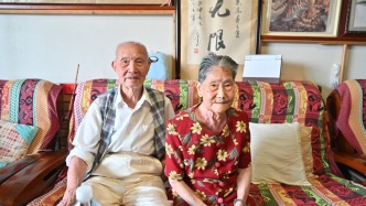 “一名大学生能托起一个家”，百岁老党员16年资助166名大学生