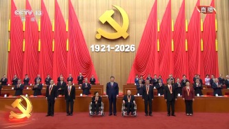 视频丨习近平同“七一勋章”获得者合影留念