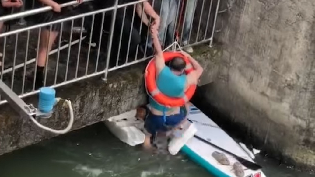 父女玩桨板被漩涡困住酒店员工冲上去施救，获救后孩子哭了，家长也哭了