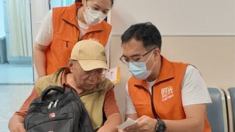 实探上海老年助医陪诊，“临时家人”如何发挥作用？