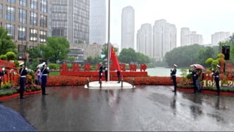 市民游客冒雨赶到中共一大纪念馆，就为见证这场庄严的升旗仪式