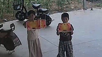 “不要奖励，你能回来陪陪我们吗”，留守姐弟对着监控向在外工作的爸爸晒奖状
