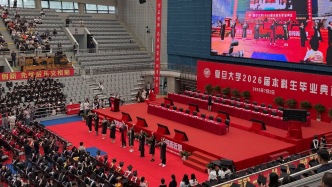 复旦大学本科毕业典礼，歌曲串烧唱出青春