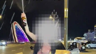 女子违停举酒瓶拍视频被处罚，交警：马路不是秀场