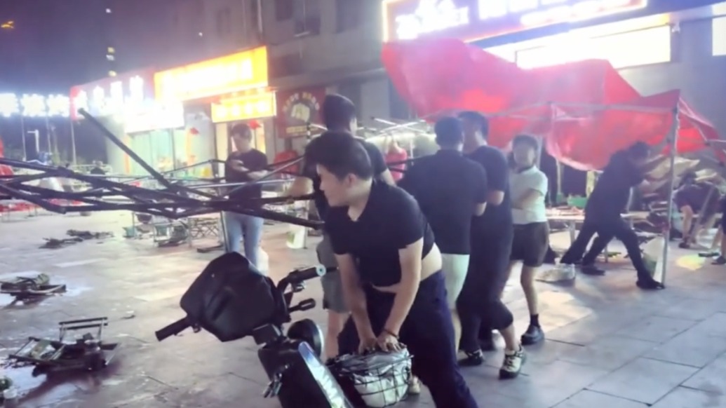 大风掀翻雨棚，多名食客冲上去帮忙，饭馆老板：免单！