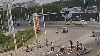 桃子散落一地，附近市民伸援手，来帮忙的人越来越多
