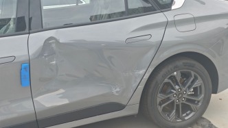 4S店代上牌途中新车被撞车主诉求退车，店方：己方无责，建议走保险