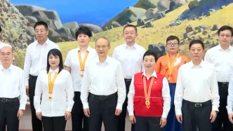吉林省委书记黄强与“七一勋章”获得者吴亚琴等人座谈