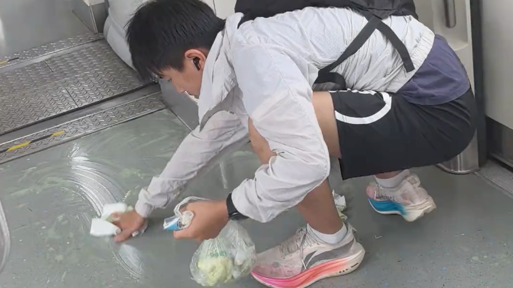 上海地铁暖心一幕:小伙弄撒奶茶后主动清理,拍摄者点赞“他没有选择逃避”