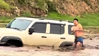 “我是南方的，在江里游过泳”，私家车陷入河道遇上游涨水，热心男子下水帮忙系好救援绳