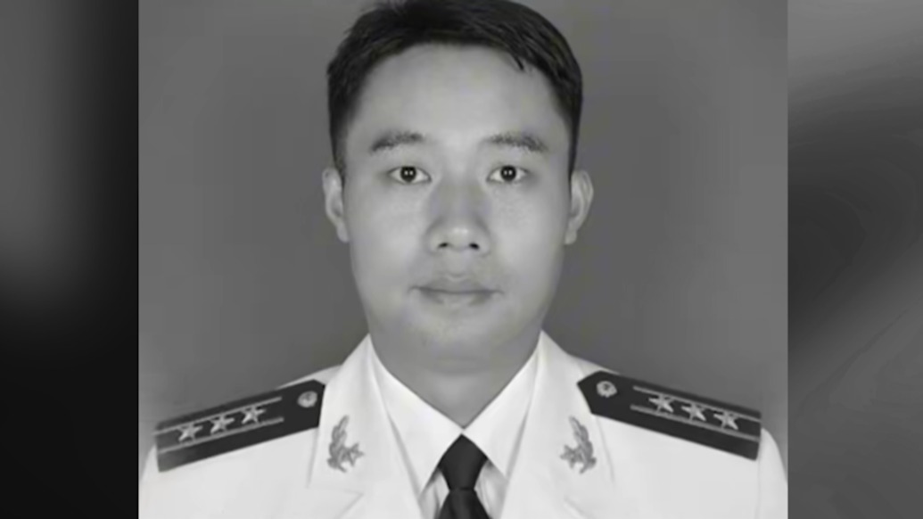 海军上校方明在执行飞行训练任务时牺牲，年仅38岁