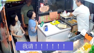 青岛炸串店老板为台湾客人免单：亲友之间，就是这样
