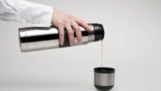 央视曝光：用这种杯子喝水，泡出重金属！用错水杯等于喝“毒”