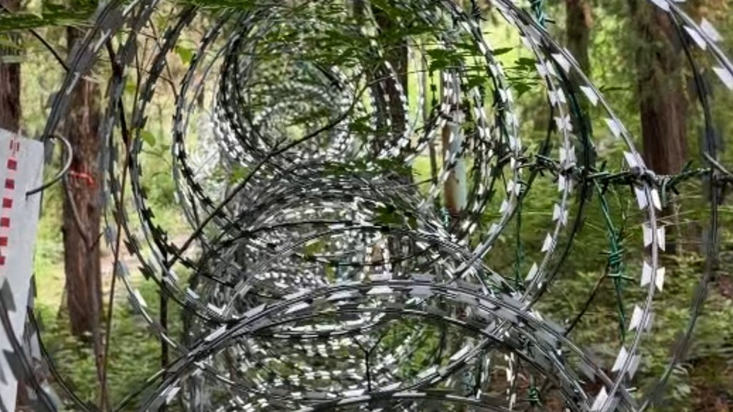 实探泰山刀片铁丝网现场:有居民点赞“挡住野游”,有老人自带绳索进山称不便