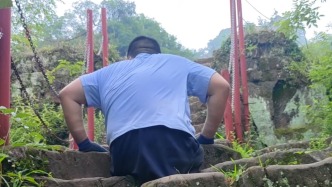 “板凳男孩”方宇翔高考后挑战鸣凤山，用双手登上1988级石阶