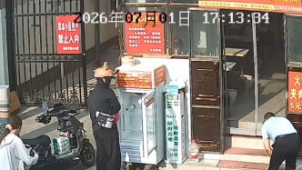 商户设置爱心冰柜，外卖小哥取用冰水后自购两箱水悄悄“补货”