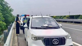高速超车道惊现低速“老头乐”：跟随前车从ETC通道驶入，被依法处理
