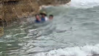 风大浪急，他们纵身一跃跳入海中救助落水儿童