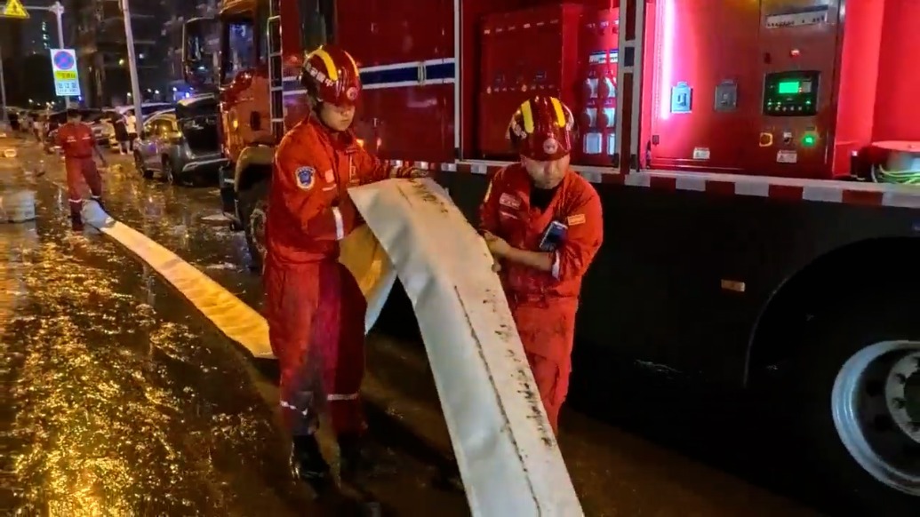 辽宁抚顺遭遇特大暴雨天气,救援人员连夜抽排城市内涝积水