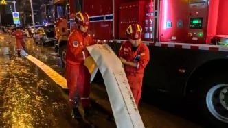 辽宁抚顺遭遇特大暴雨天气，救援人员连夜抽排城市内涝积水