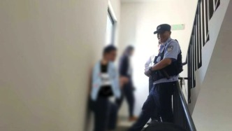 夫妻吃菌第二天产生幻觉从15楼扭打至27楼，警方：两人前一日没完成治疗