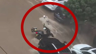 女骑手连人带车被洪水冲走，两名司机开车“截住”