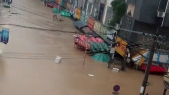 南宁甘棠镇洪水受灾现场：洪水已淹至二楼，救援进行中