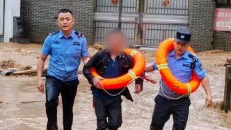 广西金秀县山洪突袭村民被困 ，民警蹚泥水紧急转移群众