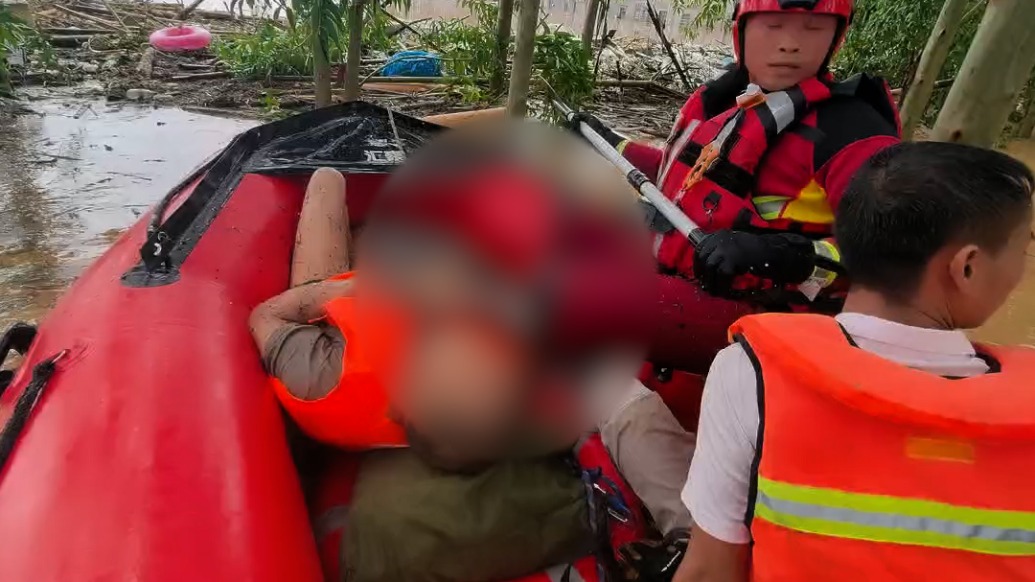 直击南宁洪灾丨老人被洪水冲走8小时,在桉树林抓住漂浮物等来救援