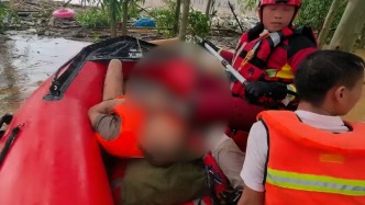 直击南宁洪灾丨老人被洪水冲走8小时，在桉树林抓住漂浮物等来救援