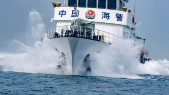 中国海警依法驱离日非法进入我赤尾屿领海船只