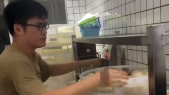 直击南宁洪灾丨横州市民自掏腰包连夜采购即食食品送灾区