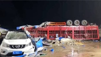 湖北黄冈遭遇历史罕见龙卷风袭击，多辆重型货车被掀移最远达30米