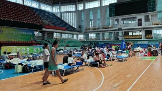 直击南宁洪灾丨横州体育馆成安置点已接纳153人，受灾群众：家中水深已漫过三级楼梯