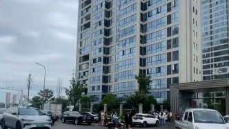 黄冈市民讲述龙卷风后小区情况：多户居民家的玻璃窗破碎，石头、树木飞入屋内
