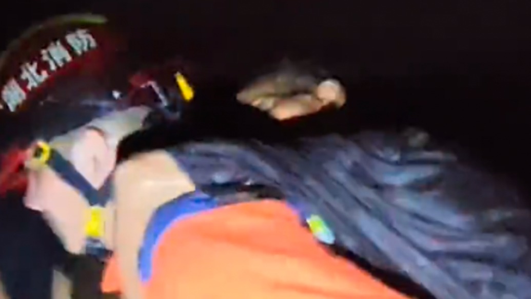 “坚持住,爹爹!”强对流天气致房屋倒塌,消防员全力救出被困老人