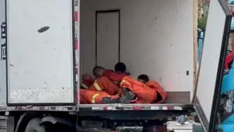 湖北黄冈遭遇罕见龙卷风灾害，抢险救援的他们持续奋战12小时后席地而睡