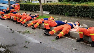 湖北黄冈龙卷风过境，救援人员彻夜工作后席地而眠，市民强忍泪水拍下这一幕