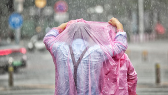 新华社四连评：“下个雨能多大”的认知偏差比洪水危险，守好“人撤离”底线
