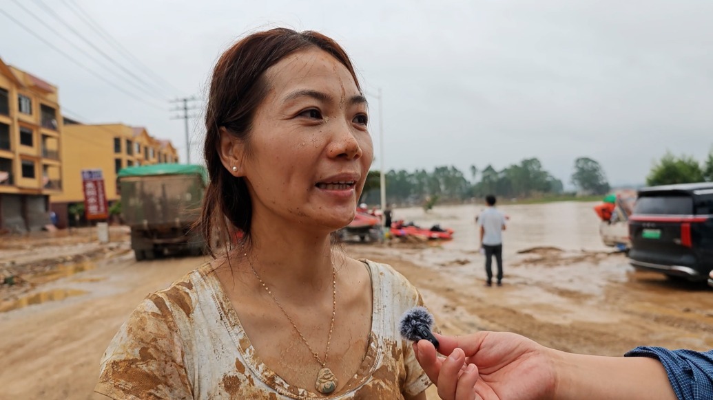 直击南宁洪灾｜横州云表镇女商家满身泥泞脱险，感谢救援队“把我们的生命放在第一位”