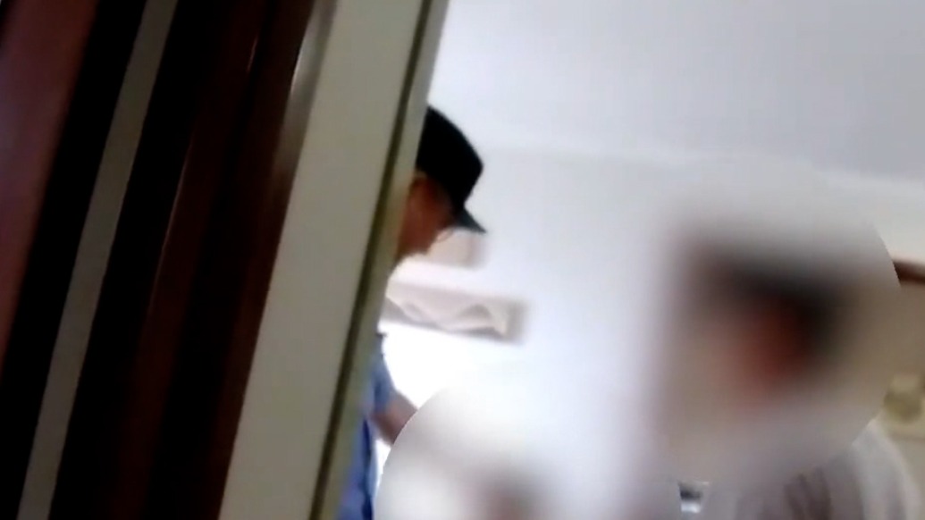 8岁男孩挨揍后报警抓奶奶,民警上门边憋笑边调解