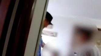 8岁男孩挨揍后报警抓奶奶，民警上门边憋笑边调解