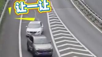 在高速匝道口反复倒车被民警拦截，司机：走错了，我技术不好
