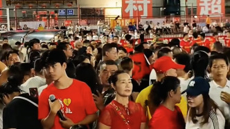 榕江村超球场化身爱心阵地，小朋友排着队自发为广西捐款
