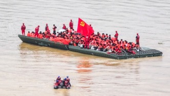 第1现场｜贵港救援：当街头传来“解放军来了”，当水上唱响《歌唱祖国》