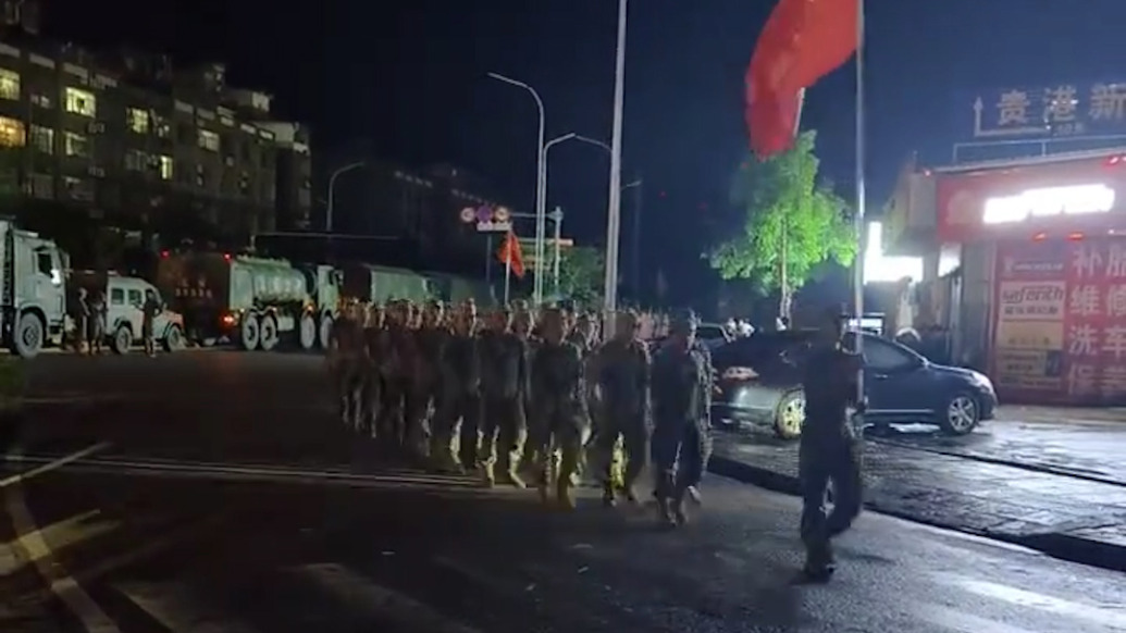 “他们来了我们就不怕了” ，贵港市民称见到子弟兵抢险救灾身影感觉有了坚强后盾