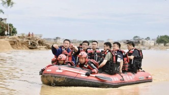 视频丨“乡亲们大家受苦了”，广西壮族自治区主席乘皮划艇赴重灾区